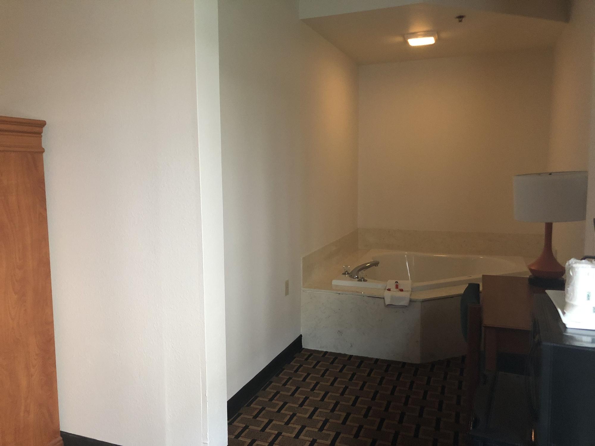 Howard Johnson By Wyndham Airport Луисвилл Экстерьер фото
