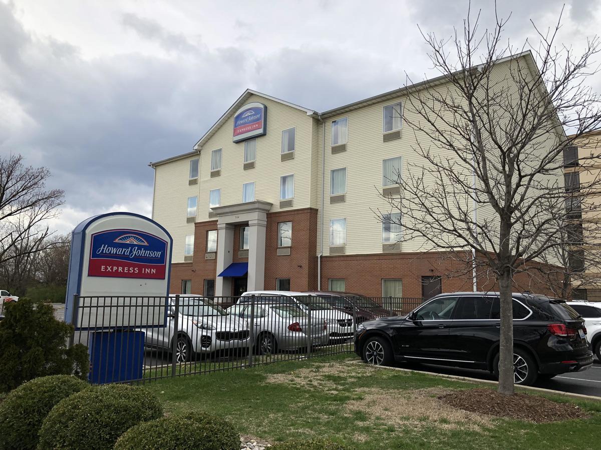 Howard Johnson By Wyndham Airport Луисвилл Экстерьер фото